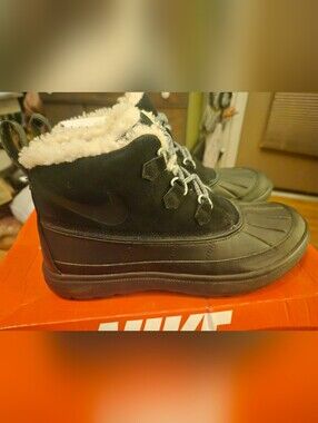 Nike Women's Woodside II Chukka Boots Size 10